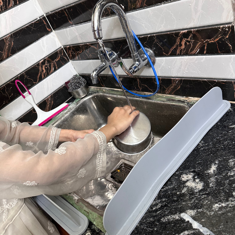 SPLASHGUARD™ + FREE MICROFIBRE CLOTH